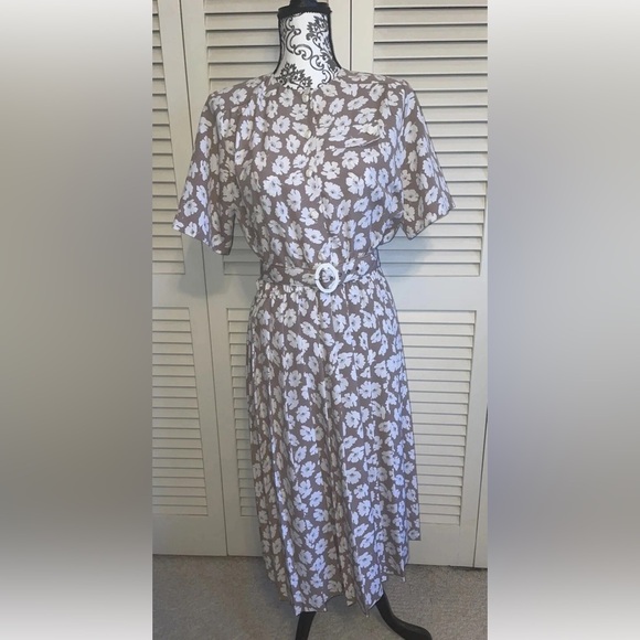 Orvis Dresses & Skirts - Orvis Vintage Dress With White Floral Design